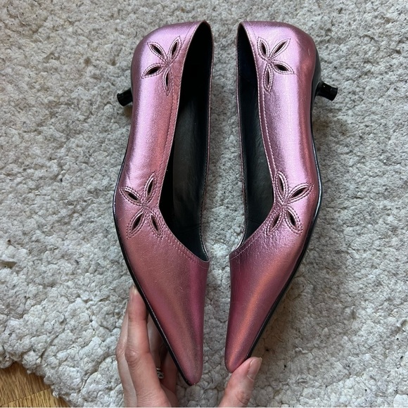 Steve Madden VTG Kondor Metallic Pink Leather Floral Cut Out Pointed Toe Heels - Picture 4 of 12